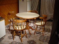 ROUND TABLE WITH SOLID BORDER